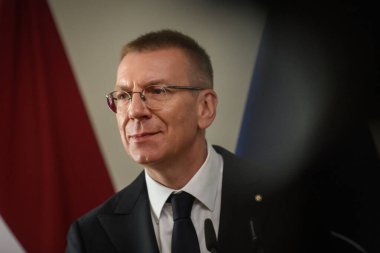 RIGA, LATVIA. 11 Haziran 2024. Edgars Rinkeviç, (fotoğrafta) Letonya Cumhurbaşkanı, B9 zirvesinde Jens Stoltenberg (L), NATO Genel Sekreteri ile düzenlediği basın toplantısında.