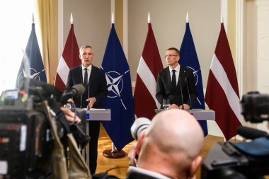 RIGA, LATVIA. 11 Haziran 2024. Letonya (R) Başkanı Edgars Rinkeviç, B9 zirvesinde Jens Stoltenberg (L) ve NATO Genel Sekreteri ile düzenlediği basın toplantısında.