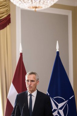 RIGA, LATVIA. 11 Haziran 2024. NATO Genel Sekreteri (fotoğrafta) Jens Stoltenberg, Letonya Cumhurbaşkanı Edgars Rinkeviç ile B9 zirvesinde düzenlediği basın toplantısında.