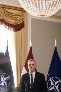 RIGA, LATVIA. 11 Haziran 2024. NATO Genel Sekreteri (fotoğrafta) Jens Stoltenberg, Letonya Cumhurbaşkanı Edgars Rinkeviç ile B9 zirvesinde düzenlediği basın toplantısında.