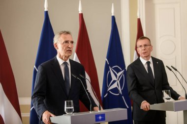 RIGA, LATVIA. 11 Haziran 2024. Letonya (R) Başkanı Edgars Rinkeviç, B9 zirvesinde Jens Stoltenberg (L) ve NATO Genel Sekreteri ile düzenlediği basın toplantısında.