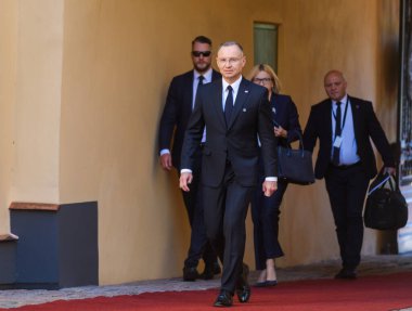 RIGA, LATVIA. 11 Haziran 2024. B9 'un (Bükreş Dokuzuncu) kapısında Polonya Cumhurbaşkanı Andrzej Duda 2024.