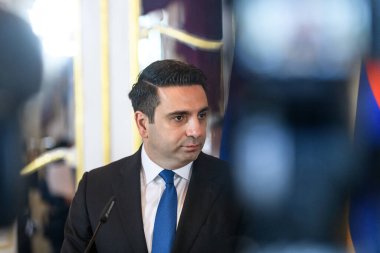 RIGA, LATVIA. 26 Haziran 2024. Letonya Meclis Başkanı ve Ermenistan Cumhuriyeti Ulusal Meclisi Başkanı Alen Simonyan, basın brifingi sırasında.