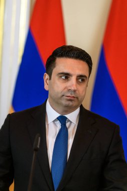 RIGA, LATVIA. 26 Haziran 2024. Letonya Meclis Başkanı ve Ermenistan Cumhuriyeti Ulusal Meclisi Başkanı Alen Simonyan, basın brifingi sırasında.