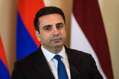 RIGA, LATVIA. 26 Haziran 2024. Letonya Meclis Başkanı ve Ermenistan Cumhuriyeti Ulusal Meclisi Başkanı Alen Simonyan, basın brifingi sırasında.