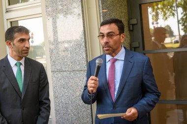 RIGA, LATVIA. 22 Mayıs 2024. Birleşik Arap Emirlikleri Dışişleri Bakanı Thani bin Ahmed El Zeyoudi (L), Birleşik Arap Emirlikleri Dışişleri Bakanı Ahmed Ali El Sayeagh (R), Letonya 'daki BAE büyükelçiliğinin açılışına katıldı