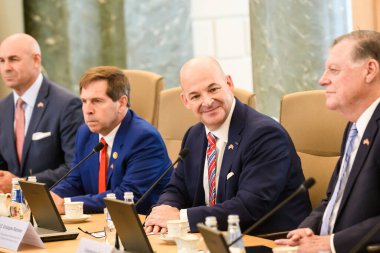 RIGA, LATVIA. 3 Temmuz 2024. Evika Silina ve Letonya Başbakanı ABD Kongre Üyesi heyetiyle bir araya geldi