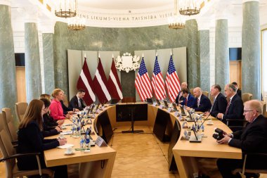 RIGA, LATVIA. 3 Temmuz 2024. Evika Silina ve Letonya Başbakanı ABD Kongre Üyesi heyetiyle bir araya geldi