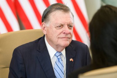 RIGA, LATVIA. 3 Temmuz 2024. Kongre üyesi Tom Cole (fotoğrafta) ve Mario Diaz-Balart, ABD Kongre Üyesi 'nin Bakanlar Kurulu heyetine verdiği röportajda.