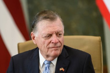 RIGA, LATVIA. 3 Temmuz 2024. Kongre üyesi Tom Cole (fotoğrafta), bir röportaj sırasında. ABD Kongre Üyesi Delegasyonu Bakanlar Kurulu 'nda.