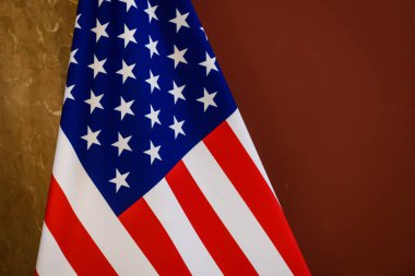 RIGA, LATVIA. 3 Temmuz 2024. ABD Kongre Üyesi delegasyon ziyareti sırasında Letonya Bakanlar Kurulu 'na ABD bayrağı asıldı.