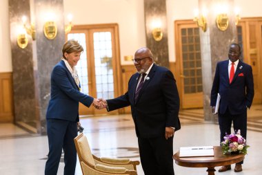 RIGA, LATVIA. 5 Temmuz 2024. Baiba Braze (L), Letonya Dışişleri Bakanı Dennis Francis (R) ile bir araya geldi..