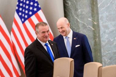 RIGA, LATVIA. 17 Temmuz 2024. Don Bacon (fotoğrafta), Letonya Başbakanı Evika Silina ile yaptığı görüşme sırasında. ABD Kongresi heyeti Bakanlar Kurulu 'nu ziyaret etti.