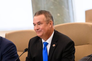 RIGA, LATVIA. 17 Temmuz 2024. Don Bacon (fotoğrafta), Letonya Başbakanı Evika Silina ile yaptığı görüşme sırasında. ABD Kongresi heyeti Bakanlar Kurulu 'nu ziyaret etti.