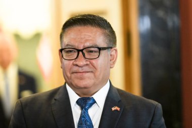 RIGA, LATVIA. 17 Temmuz 2024. ABD Kongresi heyeti, Bakanlar Kurulu 'nda Letonya Başbakanı Evika Silina ile görüştükten sonra medyaya verdiği röportajda.