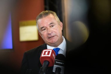 RIGA, LATVIA. 17 Temmuz 2024. ABD Kongresi heyeti, Bakanlar Kurulu 'nda Letonya Başbakanı Evika Silina ile görüştükten sonra medyaya verdiği röportajda.