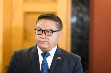 RIGA, LATVIA. 17 Temmuz 2024. ABD Kongresi heyeti, Bakanlar Kurulu 'nda Letonya Başbakanı Evika Silina ile görüştükten sonra medyaya verdiği röportajda.