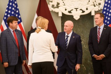 RIGA, LATVIA. 30 Ağustos 2024. Letonya Başbakanı Evika Silina, ABD Senatörü Mark Kelly liderliğindeki bir senatör ve kongre üyeleriyle bir araya geldi..
