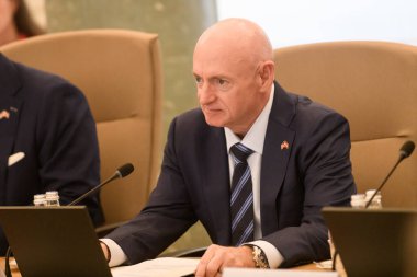 RIGA, LATVIA. 30 Ağustos 2024. Letonya Başbakanı Evika Silina, ABD Senatörü Mark Kelly liderliğindeki bir senatör ve kongre üyeleriyle bir araya geldi.)