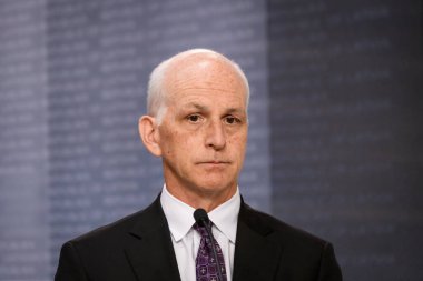 RIGA, LATVIA. 30 Ağustos 2024. Adam Smith, Silahlı Kuvvetler Komitesi 'nin Demokrat lideri. Senatör Mark Kelly başkanlığındaki senatörler ve kongre üyeleri heyeti, Başbakan Mini Evika Silina ile görüştükten sonra basın toplantısı düzenledi.