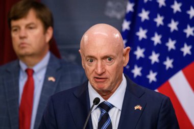 RIGA, LATVIA. 30 Ağustos 2024. Mark Kelly, ABD Senatörü. Letonya Başbakanı Evika Silina ile yaptığı görüşme sonrasında basın brifinginde, ABD Senatörü Mark Kelly başkanlığındaki senatör ve kongre üyeleri heyeti.