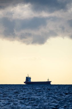 SKULTE, LATVIA. 31 Ağustos 2024. Seçici odak fotoğrafı. Denizde bir gemi.