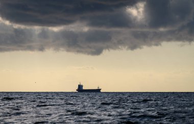 SKULTE, LATVIA. 31 Ağustos 2024. Seçici odak fotoğrafı. Denizde bir gemi.