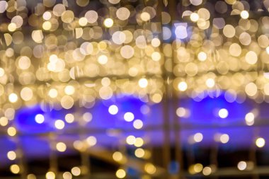 Seçici odak fotoğrafı. Noel ışıkları ve güzel bokeh.