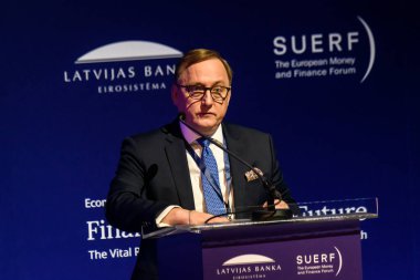 RIGA, LATVIA. 2 Ekim 2024. Martins Kazaks, 2024 Ekonomi Konferansı sırasında, Letonya Merkez Bankası Müdürü, Daha İyi Gelecek Finansmanı.