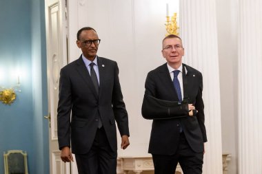 RIGA, LATVIA. 2 Ekim 2024. Riga Kalesi 'ndeki toplantı sonrasında düzenlediği basın toplantısında Paul Kagame (L), Ruanda ve Edgars Rinkeviç (R).