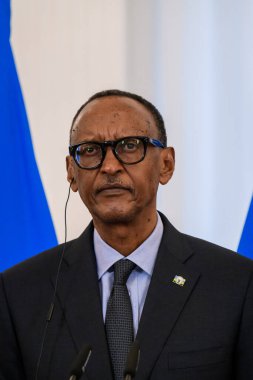 RIGA, LATVIA. 2 Ekim 2024. Paul Kagame (fotoğrafta), Rwanda Başkanı ve Edgars Rinkeviç, Riga Kalesi 'ndeki toplantı sonrasında düzenlediği basın toplantısında.