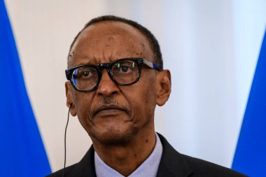 RIGA, LATVIA. 2 Ekim 2024. Paul Kagame (fotoğrafta), Rwanda Başkanı ve Edgars Rinkeviç, Riga Kalesi 'ndeki toplantı sonrasında düzenlediği basın toplantısında.