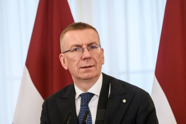 RIGA, LATVIA. 2 Ekim 2024. Rwanda Başkanı Paul Kagame ve Edgars Rinkevic (fotoğrafta) Riga Kalesi 'ndeki toplantı sonrasında basın toplantısı düzenlediler..