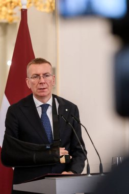 RIGA, LATVIA. 2 Ekim 2024. Rwanda Başkanı Paul Kagame ve Edgars Rinkevic (fotoğrafta) Riga Kalesi 'ndeki toplantı sonrasında basın toplantısı düzenlediler..