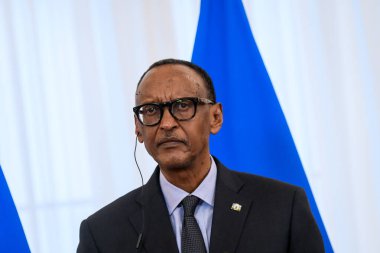 RIGA, LATVIA. 2 Ekim 2024. Paul Kagame (fotoğrafta), Rwanda Başkanı ve Edgars Rinkeviç, Riga Kalesi 'ndeki toplantı sonrasında düzenlediği basın toplantısında.