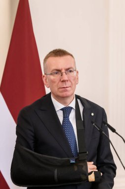 RIGA, LATVIA. 2 Ekim 2024. Rwanda Başkanı Paul Kagame ve Edgars Rinkevic (fotoğrafta) Riga Kalesi 'ndeki toplantı sonrasında basın toplantısı düzenlediler..