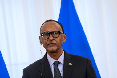 RIGA, LATVIA. 2 Ekim 2024. Paul Kagame (fotoğrafta), Rwanda Başkanı ve Edgars Rinkeviç, Riga Kalesi 'ndeki toplantı sonrasında düzenlediği basın toplantısında.