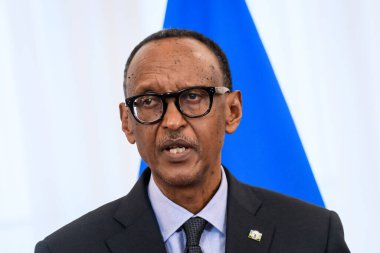 RIGA, LATVIA. 2 Ekim 2024. Paul Kagame (fotoğrafta), Rwanda Başkanı ve Edgars Rinkeviç, Riga Kalesi 'ndeki toplantı sonrasında düzenlediği basın toplantısında.