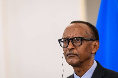 RIGA, LATVIA. 2 Ekim 2024. Paul Kagame (fotoğrafta), Rwanda Başkanı ve Edgars Rinkeviç, Riga Kalesi 'ndeki toplantı sonrasında düzenlediği basın toplantısında.