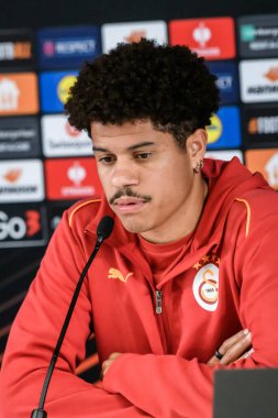 RIGA, LATVIA. 2 Ekim 2024. GALATASARAY takımı, UEFA Avrupa Ligi maçından önce düzenlediği basın toplantısında RFS ve GALATASARAY takımları arasında.
