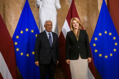 RIGA, LATVIA. 9 Ekim 2024. Evika Silina (R), Letonya Başbakanı Antonio Costa (L) ile bir araya geldi..