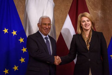 RIGA, LATVIA. 9 Ekim 2024. Evika Silina (R), Letonya Başbakanı Antonio Costa (L) ile bir araya geldi..