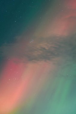 Karnikav, LATVIA. 10 Ekim 2024. Çok etkileyici kuzey ışıkları, gökyüzünde görünen aurora borealis.