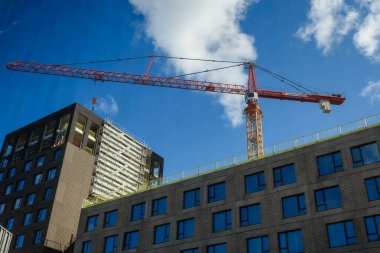 RIGA, LATVIA. 22 Eylül 2022. Liebherr vinci Riga şehrinde inşaat alanında..
