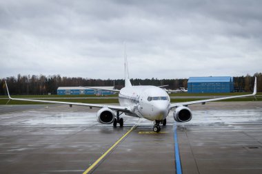 RIGA, LATVIA. 1 Ekim 2024. Seçici odak fotoğrafı. MAVI GK HAVA, MGA TC MGR BOEING RIX Uluslararası Havaalanında 737 800 uçak.