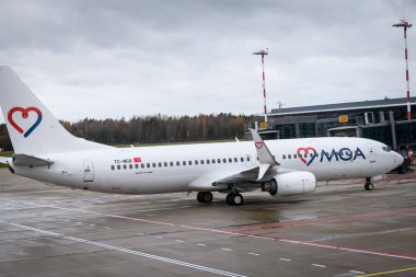 RIGA, LATVIA. 1 Ekim 2024. Seçici odak fotoğrafı. MAVI GK HAVA, MGA TC-MGR BOEING RIX Uluslararası Havaalanı 'nda 737 800 uçak.