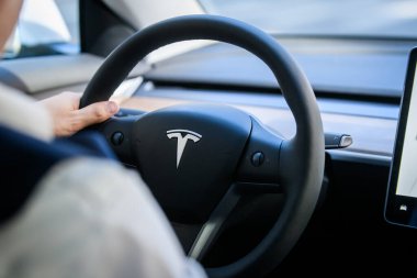 RIGA, LATVIA. 5 Ağustos 2022. Seçici odak fotoğrafı. TESLA araç direksiyonu. TESLA çok uluslu bir otomotiv ve temiz enerji şirketidir..