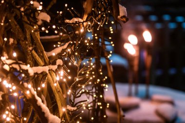Meşale ateşle yanar. Noel ışıkları.