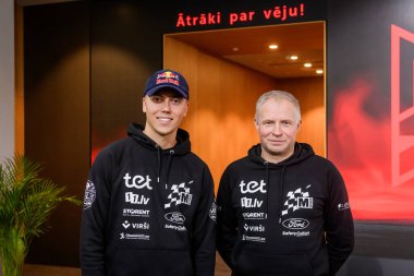 RIGA, LATVIA. 14 Ocak 2025. Martins Sesks (L) ve Renars Francis (R), basın konferansında WRC Rallisi, FIA World Rally CHAMPIONShiIP 2025 sezonuna katılımla ilgili açıklama yaptılar..