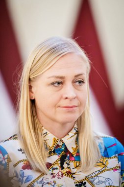 RIGA, LATVIA. 28 Ocak 2025. Elina Valtonen (fotoğrafta), Finlandiya Dışişleri Bakanı ve Letonya Dışişleri Bakanı Baiba Braze, basın toplantısı sırasında.